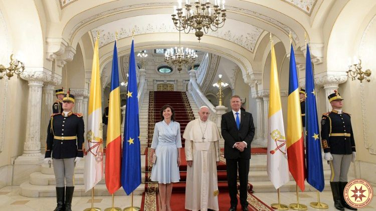 Đức Thánh Cha gặp gỡ chính quyền, đại diện xã hội Rumani và ngoại giao đoàn