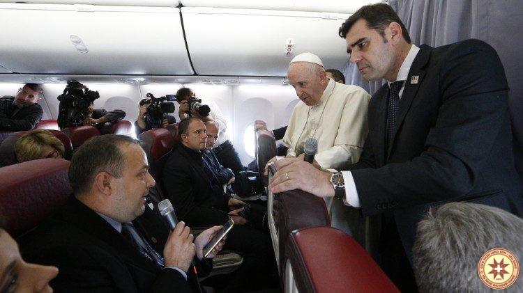 Phỏng vấn Đức Thánh Cha trên chuyến bay về từ Rumani