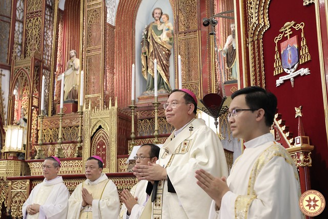 Đức TGM Giuse Vũ Văn Thiên chính thức mang dây pallium: Biểu tượng của sự hiệp nhất và sứ vụ