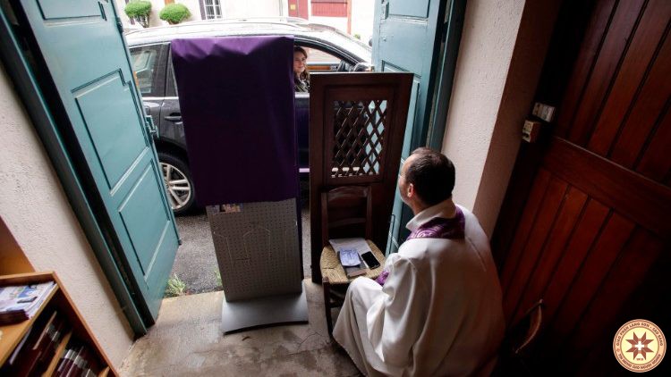 Giám mục Manila bác bỏ việc xưng tội "online"