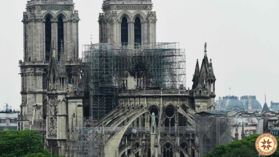 Sáng kiến vẽ nhà thờ Đức Bà Paris được tham dự tích cực với 6.000 bản vẽ