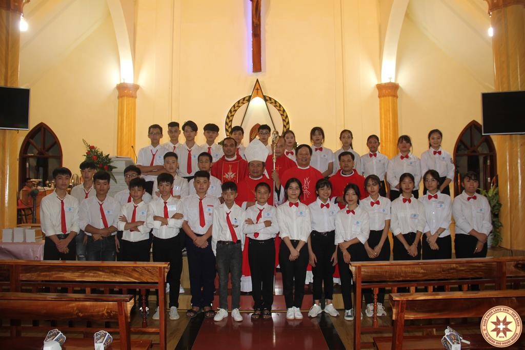 Thánh lễ ban Bí tích Thêm Sức tại Giáo xứ Thánh Tâm-Hà Giang